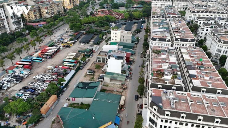 Mỗi ngày có hàng trăm lượt phương tiện ra vào bãi xe này. Mức phí gửi xe dao động từ 800.000 đồng đến 1,6 triệu đồng/tháng tùy từng loại phương tiện.