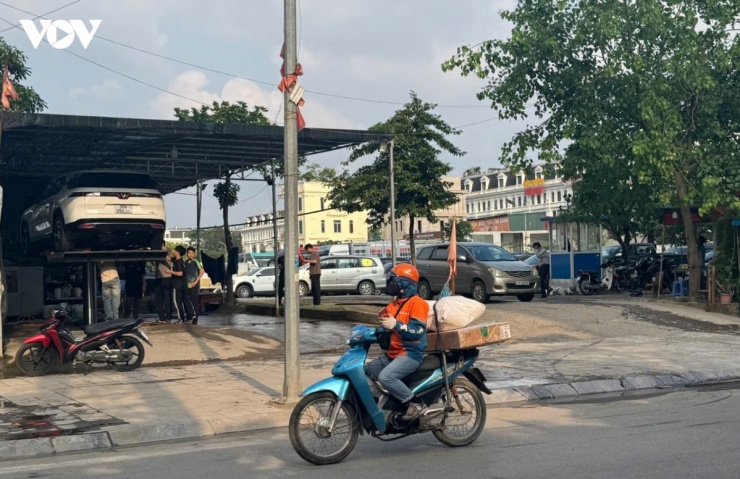  Bãi xe không phép ngay cổng vào Khu đô thị Louis City, kèm khu rửa xe và khu để xe máy cho lái xe.