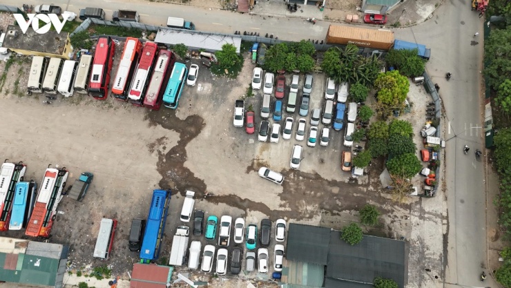 Bên trong khu vực này có hàng chục ô tô đỗ dưới các mái che dựng tạm bằng bạt. Theo phản ánh, khu vực không được trang bị đầy đủ hệ thống phòng cháy chữa cháy, tiềm ẩn nguy cơ mất an toàn.