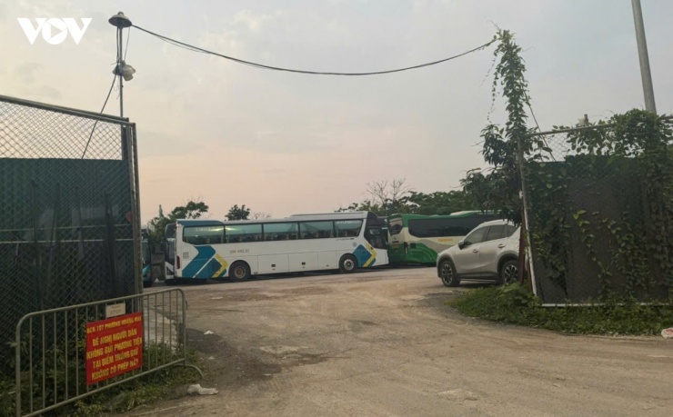 “Nhiều vụ cháy lớn liên quan đến bãi xe, điểm tập kết vật liệu đã xảy ra trước đây nên người dân rất lo lắng. Các bãi xe hoạt động sát khu dân cư nhưng không thấy có biện pháp đảm bảo an toàn rõ ràng”, một cư dân sinh sống gần khu vực cho biết.