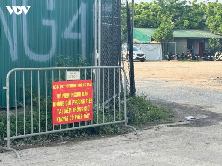 Bên ngoài bãi xe, đã có tấm biển của UBND phường Hoàng Mai, tuy nhiên, hàng ngày hàng trăm xe ô tô chở khách loại lớn vẫn ra vào như không có biển báo này.
