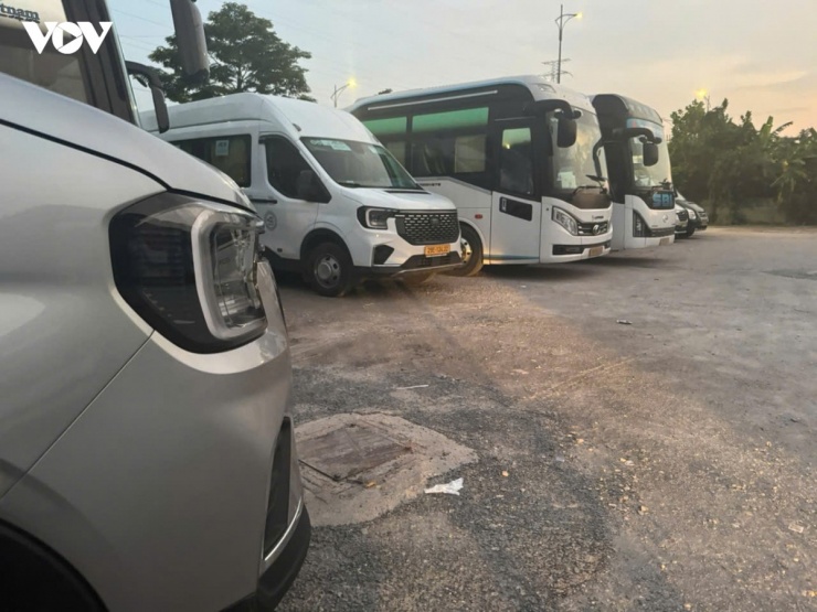 Một bãi xe khác nằm trong khu đô thị được quây tôn kín, phía ngoài gắn biển “Khu vực thuộc Trung tâm Phát triển quỹ đất quận quản lý. Không phận sự miễn vào”. Ngay cạnh đó là tấm bạt ghi dòng chữ “Bãi trông giữ xe ô tô, xe máy 24/7”.