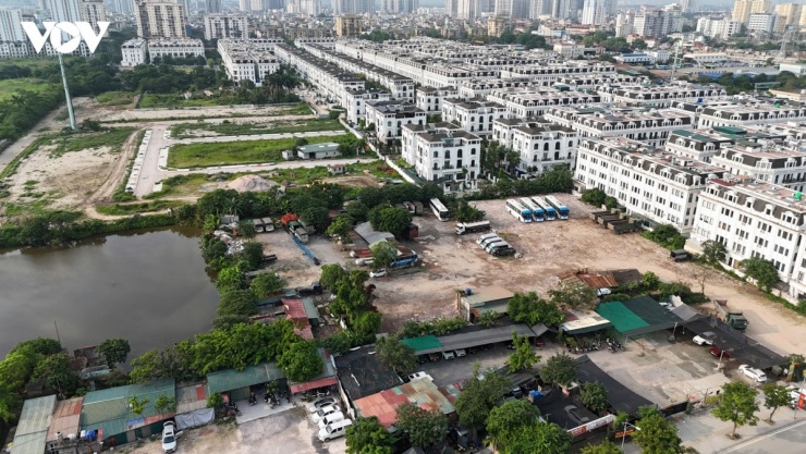 Đất, đá, phế thải xây dựng đổ xuống lấp ruộng, ao, sau đó là các bãi xe mọc lên.