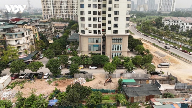 “Đã có rất nhiều vụ cháy xuất phát từ các điểm tập kết phế liệu nhưng đến nay khu vực này vẫn hoạt động. Ô đất nằm sát trường học, gần chung cư cao tầng và khu dân cư nên nếu xảy ra sự cố sẽ rất nguy hiểm. Ngoài nguy cơ cháy nổ, hoạt động tập kết phế liệu còn gây ô nhiễm môi trường, ảnh hưởng lớn đến cuộc sống người dân”, một cư dân phản ánh.