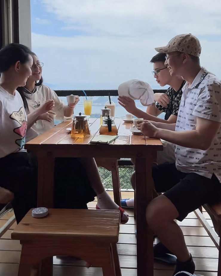 Ảnh sao 19/5: Ưng Hoàng Phúc đón con trai riêng của vợ từ Mỹ về - 1