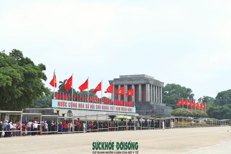 Sáng 19/5, đông đảo người dân và du khách có mặt tại Lăng Chủ tịch Hồ Chí Minh để vào viếng Bác nhân kỷ niệm 136 năm Ngày sinh của Người.