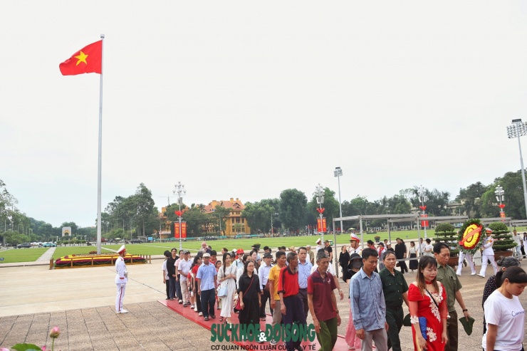 Dòng người thành kính di chuyển vào Lăng viếng Bác nhân kỷ niệm 136 năm Ngày sinh Chủ tịch Hồ Chí Minh.