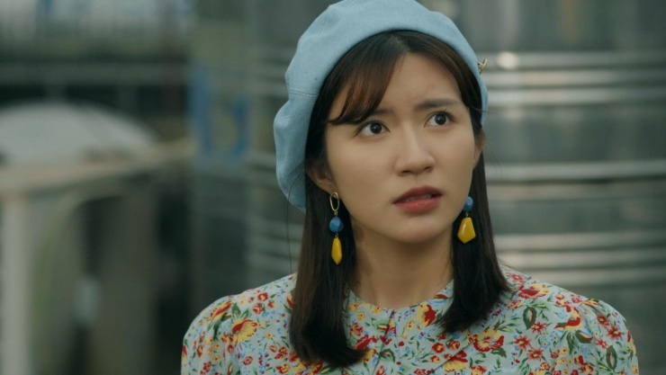 Trong bộ phim giờ vàng “Dưới ô cửa sáng đèn” đang phát sóng trên VTV, diễn viên Ngọc Huyền đảm nhận vai Ngọc Vân – cô gái xinh đẹp, thích sống phông bạt, mê sự hào nhoáng và thường xuyên khiến gia đình rơi vào rắc rối tài chính vì tính cách bốc đồng. Đây là dự án thứ hai của nữ diễn viên kể từ khi kết hôn vào đầu năm 2024.