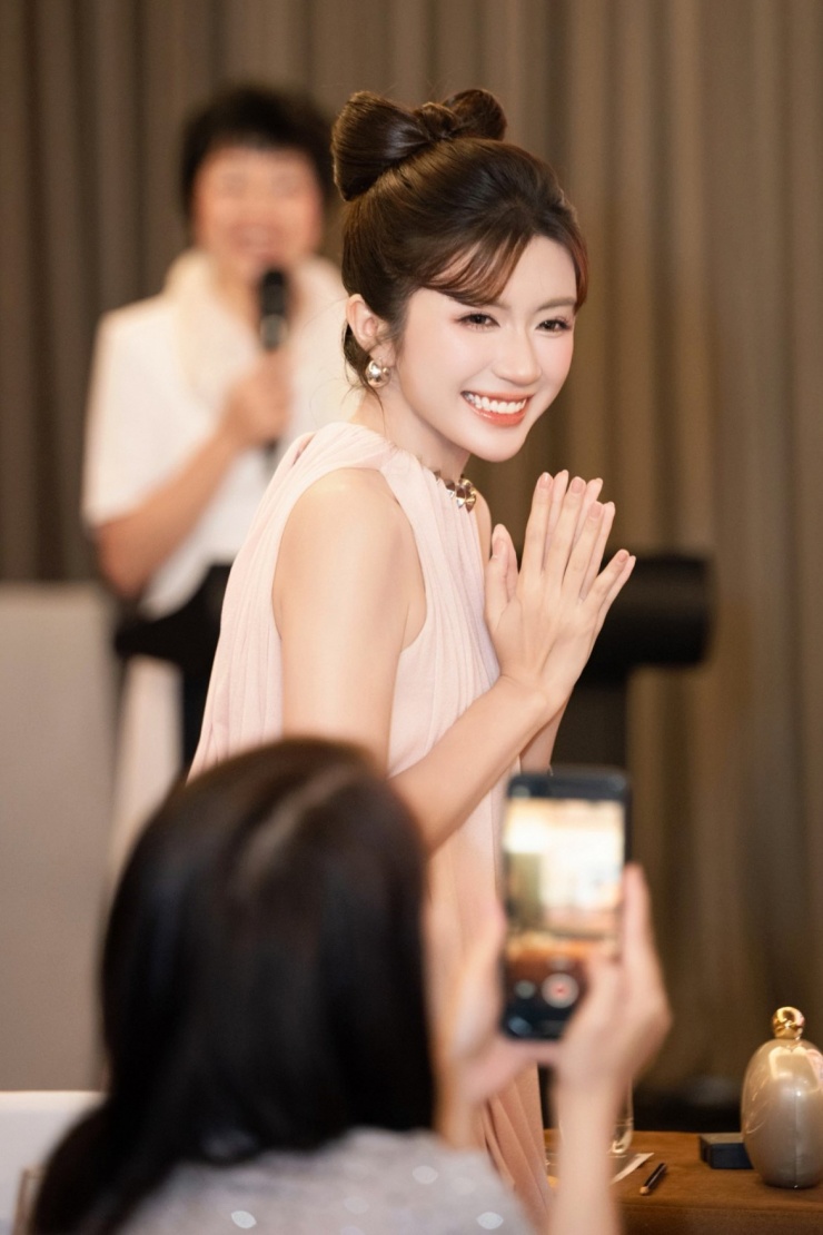 Sự xuất hiện của Ngọc Huyền trong bộ phim mới tiếp tục thu hút sự chú ý của khán giả yêu phim truyền hình Việt. Trên màn ảnh, cô theo đuổi hình tượng trẻ trung, nhí nhảnh.