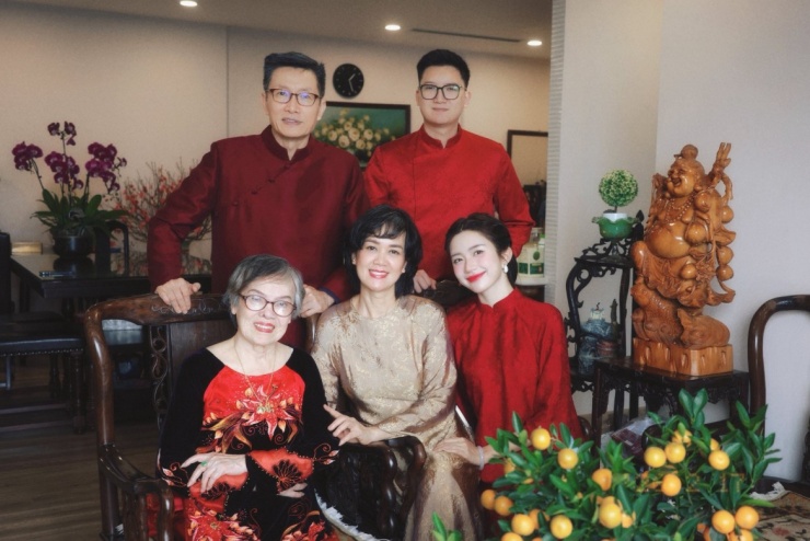 Trước danh xưng này, nữ diễn viên cho biết cô không cảm thấy áp lực. Trái lại, Ngọc Huyền thấy đó là cách gọi gần gũi, dễ thương mà khán giả dành cho mình. Cô chia sẻ gia đình chồng sống văn minh, cởi mở và luôn tôn trọng cá tính riêng của các thành viên. Từ ngày kết hôn, cô vẫn giữ được sự sôi nổi, vui vẻ của mình mà không phải thay đổi để làm vừa lòng ai.