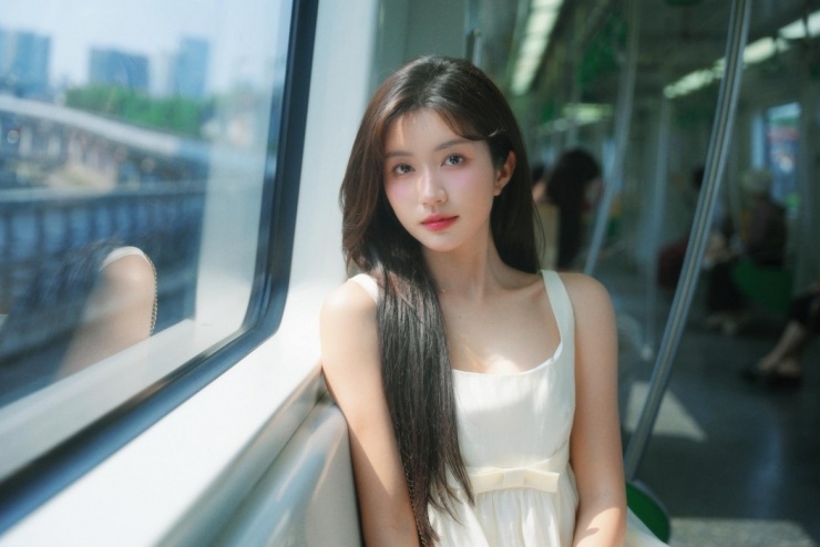 Nữ diễn viên yêu thích những thiết kế tôn bờ vai thanh mảnh, xương quai xanh nổi bật, đặc biệt là váy áo trễ vai.
