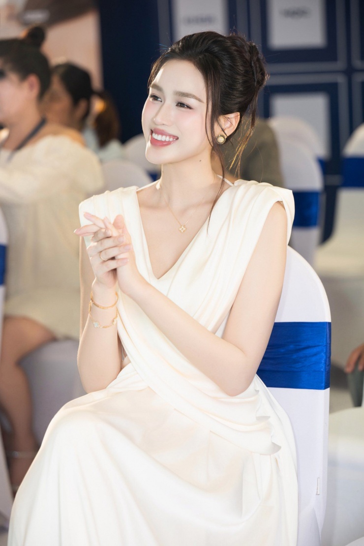 Đỗ Thị Hà mới đây đã thu hút sự chú ý khi xuất hiện tại một sự kiện giải trí sau thời gian khá kín tiếng. Người đẹp nhanh chóng trở thành tâm điểm nhờ diện mạo rạng rỡ cùng thần thái nhẹ nhàng, thanh lịch.