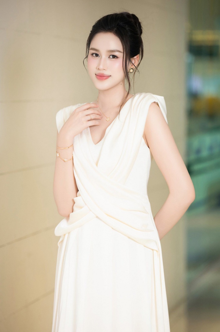 Diện váy tông trắng kem thanh lịch, nàng hậu nhận về nhiều lời khen vì visual ngày càng mặn mà, sang trọng sau khi kết hôn với chồng doanh nhân.