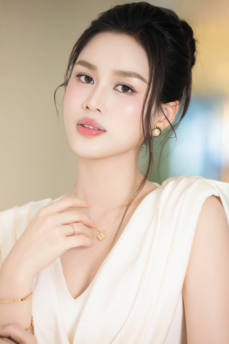 Loạt hình ảnh của Đỗ Thị Hà nhanh chóng được chia sẻ rộng rãi trên mạng xã hội.