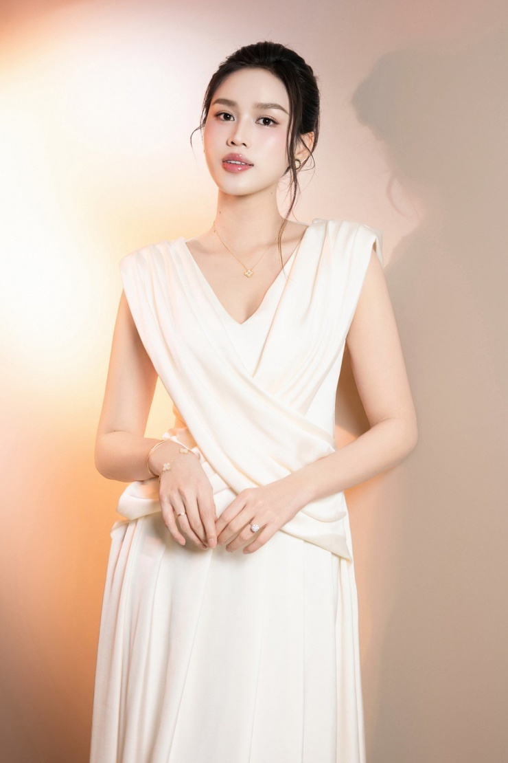 Nàng hậu gen Z được nhận xét nhan sắc rạng rỡ, gương mặt đầy đặn hơn trước: "Nay cô trộm vía mũm mĩm xinh quá", ngay sau đó nàng hậu thoải mái đáp lại: "Tăng có xíu xiu 5kg à".
