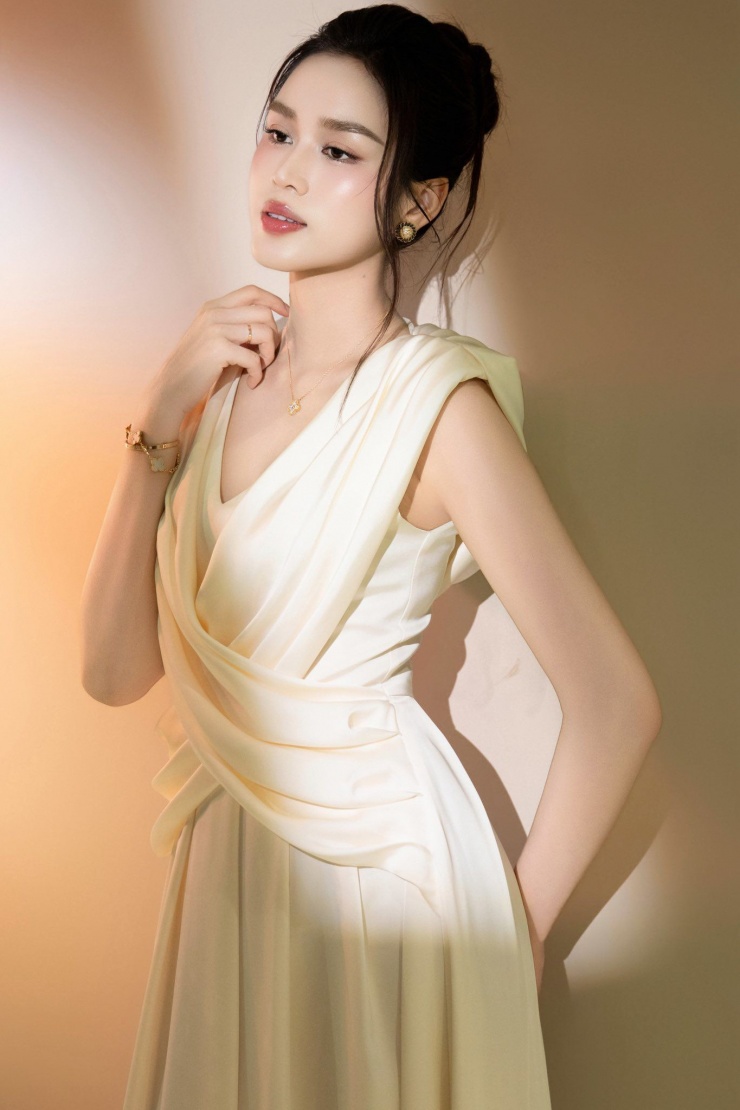 Ở một bình luận khác, dân mạng còn hài hước cho rằng người đẹp được chồng chăm quá khéo nên ngày càng có da có thịt hơn: "Anh Vương chăm vợ kỹ quá hơi mũm mĩm rồi nhưng cổ xinh". Nhiều người cũng để lại bình luận nghi vấn nàng hậu có tin vui.