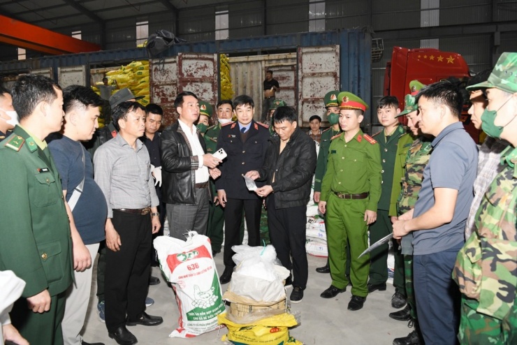 Lực lượng chức năng đột kích các kho hàng của nhóm đối tượng.