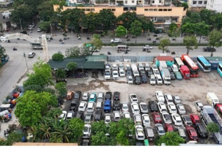 Bãi xe không phép mọc trên đất dự án ở Hoàng Mai, người dân thấp thỏm lo cháy nổ