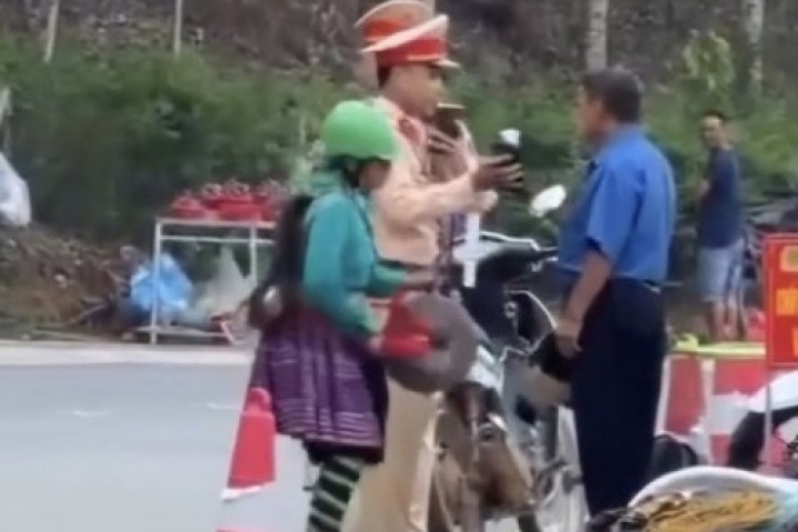 Video vợ mang chiêng 'làm lễ' khi chồng bị giữ xe do vi phạm nồng độ cồn