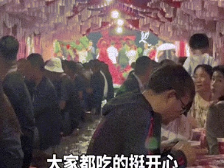 Mưa ngập đến mắt cá chân, khách dự đám cưới không rời bàn tiệc