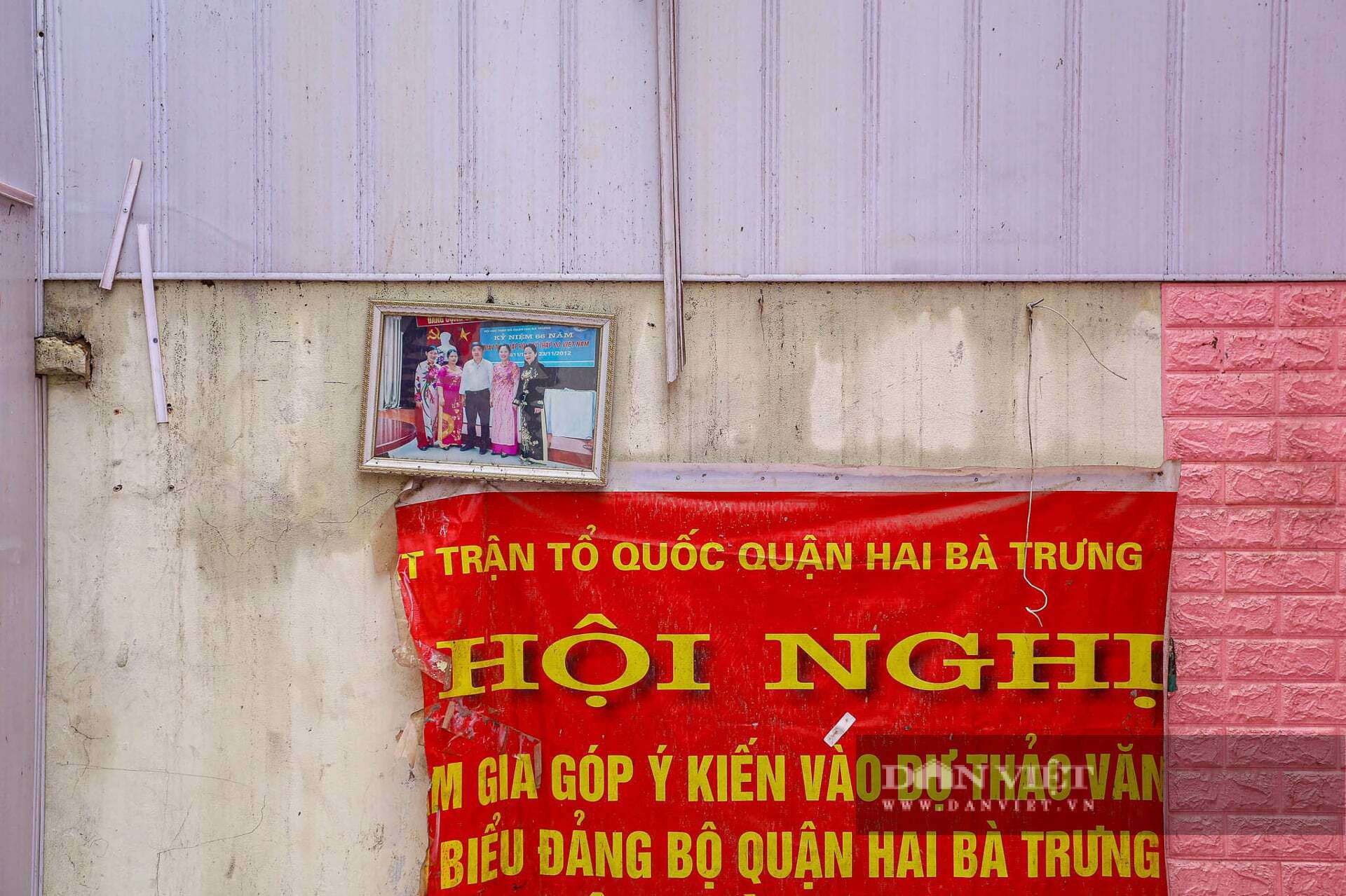 Không gian quen thuộc của khu dân cư giờ chỉ còn lại những mảng tường đổ nát, những khối bê tông trơ trọi nằm im lìm giữa bụi đất.
