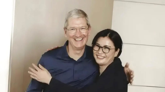Chu Quần Phi thân thiết bên Tim Cook sau nhiều năm hợp tác. Ảnh: Weibo