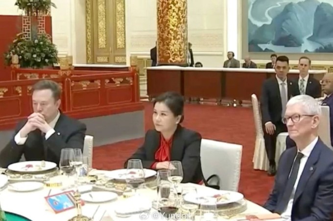 Chu Quần Phi khi ngồi giữa Elon Musk và Tim Cook. Ảnh: CCTV