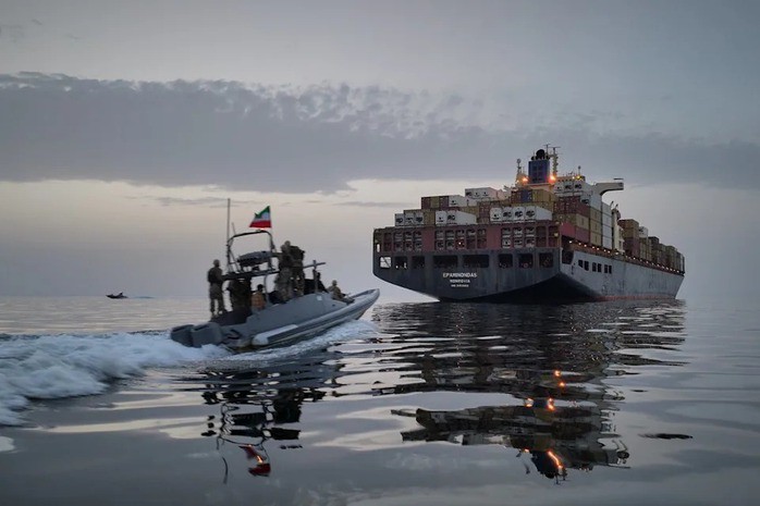Xuồng cao tốc của Hải quân Vệ binh Cách mạng Hồi giáo Iran (IRGC) tiếp cận tàu hàng tại eo biển Hormuz. Ảnh: AP