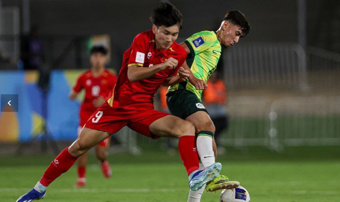 Các cầu thủ U17 Việt Nam (trái) cần có sự đầu tư phù hợp để trở thành chuyên nghiệp trong tương lai. (Ảnh: AFC)