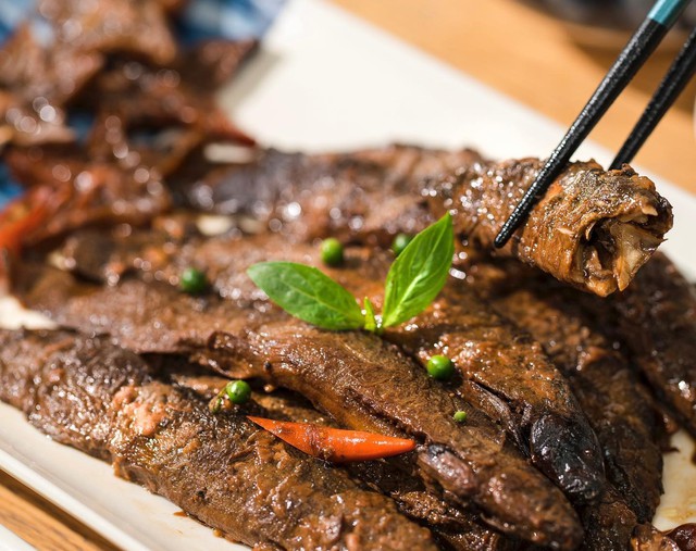 Chạch kho khế là món hao cơm ngày hè