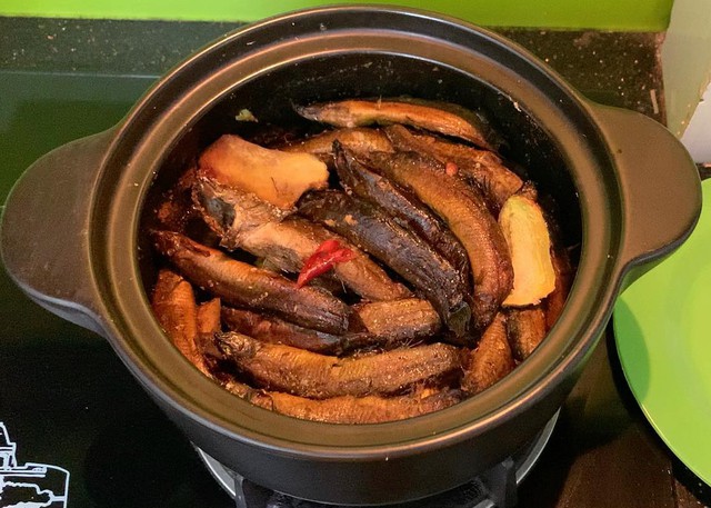 Cá chạch kho có thành phẩm thịt cá săn chắc, cay nhẹ, thơm mùi riềng, ăn rất "tốn cơm".