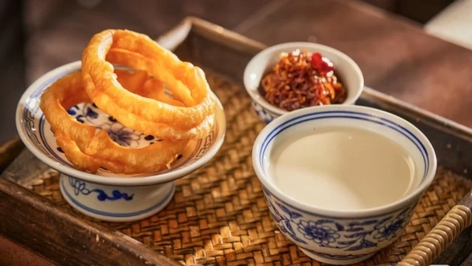 Douzhi’er được người dân địa phương thưởng thức cùng món quẩy giòn và rau củ muối.