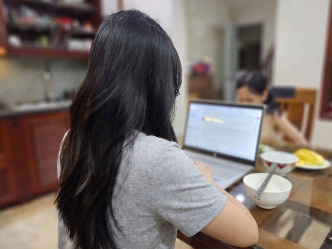 Chị Minh Anh không ít lần phải xử lý công việc khi đang dùng bữa cùng gia đình.