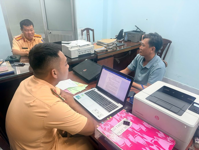 Tài xế P.T.N tại cơ quan công an.