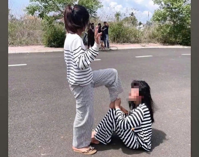 Không chỉ đánh đập, nhóm thiếu niên còn bắt nữ sinh ra giữa trời nắng để "tạo dáng" quay clip