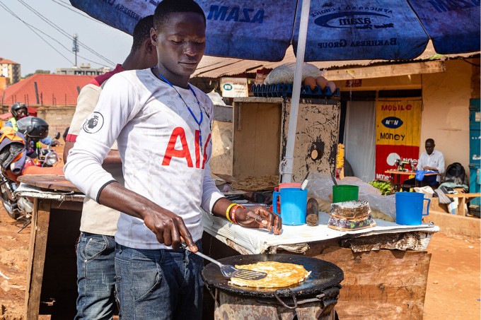 Món Rolex được làm và bán trên đường phố Uganda. Ảnh: CS Monitor