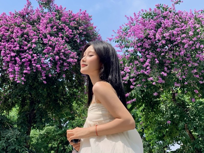 Hương Lý chọn địa điểm chụp cách cầu vượt đi bộ khoảng 100 m, nơi có hàng cây bằng lăng nở rộ. Ảnh: Hương Lý