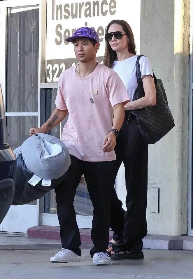 Pax Thiên và Angelina Jolie. Ảnh: Backgrid.