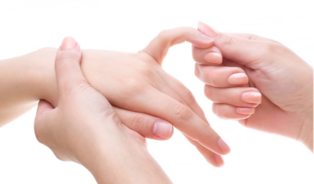 Mỗi buổi tối trước khi đi ngủ, hãy dành ra ít nhất 5 phút để massage đôi tay nhằm giúp các dưỡng chất thẩm thấu sâu nhất.