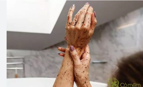 Ít nhất mỗi tuần một lần, bạn cần tiến hành tẩy tế bào chết cho da tay.