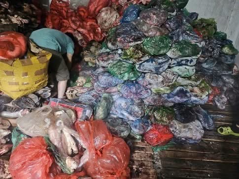 Số thực phẩm không nguồn gốc bị phát hiện. Ảnh: Công an Hà Nội.