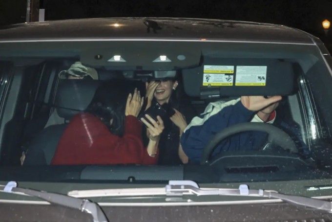 Kendall Jenner (trái) cùng Kylie Jenner, Timothée Chalamet và Jacob Elordi đi chơi ở Los Angeles. Ảnh: Backgrid