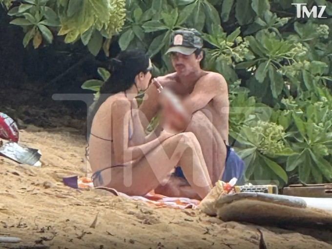 Kendall Jenner và Jacob Elord ở Hawaii. Ảnh: TMZ