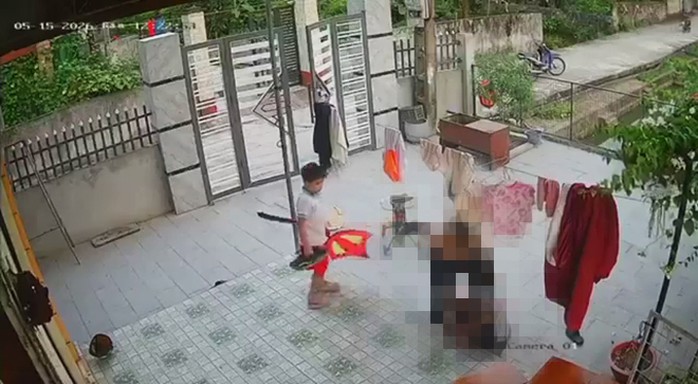 Bé trai 11 tuổi bị đánh tới tấp vì bị nghi lấy diều của bạn