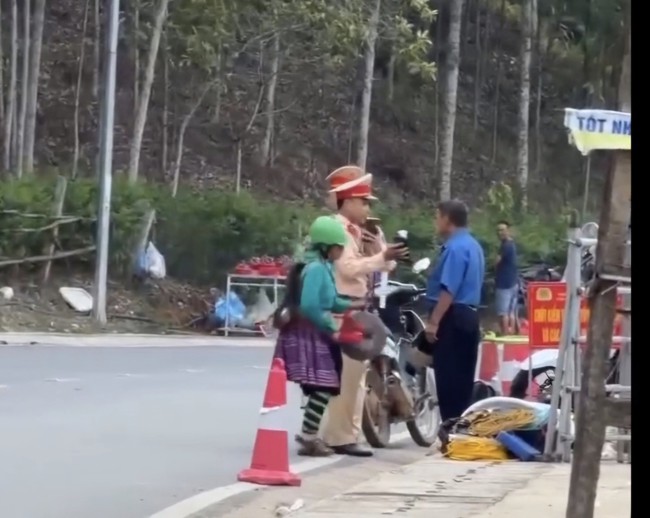 Hình ảnh người phụ nữ gõ chiêng, nhảy múa. Ảnh: Công an tỉnh Lào Cai.