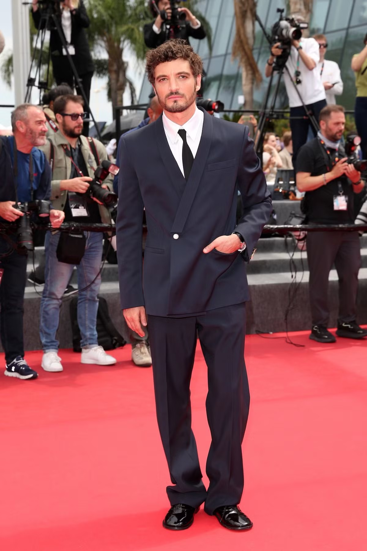 Một gương mặt quen thuộc khác của điện ảnh Pháp, Léa Seydoux lựa chọn phong cách menswear để hòa vào dàn diễn viên nam của bộ phim do Arthur Harari đạo diễn mà cô đóng chính.