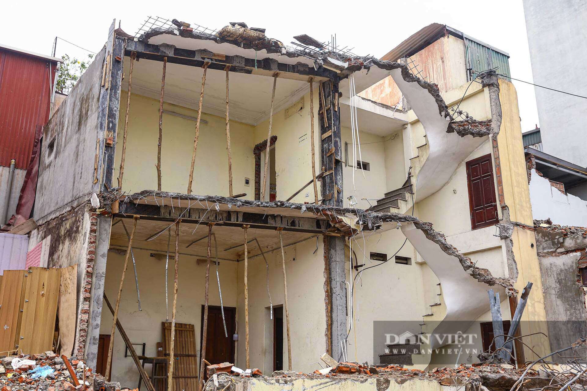 Căn nhà rộng 80m² của gia đình ông Nguyễn Văn Quang (72 tuổi, số 17 Nguyễn Khoái) bị thu hồi gần một nửa diện tích sau giải phóng mặt bằng. Từ ngày công tác tháo dỡ bắt đầu, ông Quang gần như túc trực tại ngôi nhà cũ để trông coi tài sản. “Tôi chỉ mong phần gạch đá phía trước sớm được dọn dẹp để gia đình có thể bắt tay sửa sang, ổn định lại cuộc sống,” ông Quang chia sẻ.