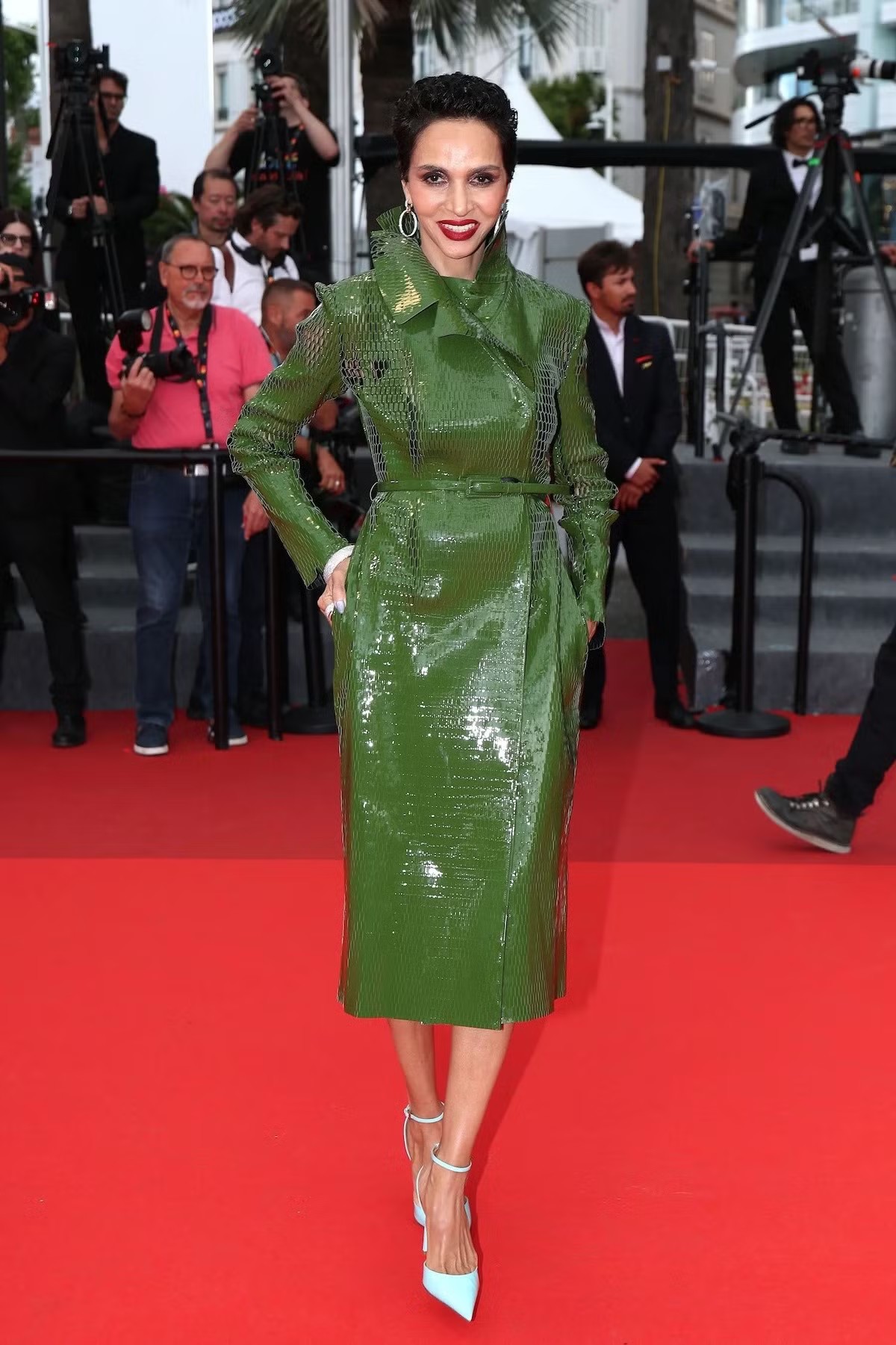 Người mẫu Pháp gốc Algeria Farida Khelfa diện bộ đồ họa tiết phủ sơn bóng màu olive cùng đôi slingback xanh ngọc.