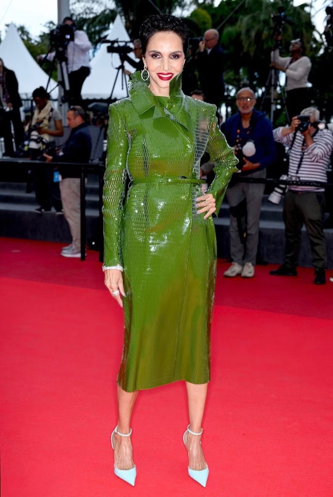 Người mẫu Pháp gốc Algeria Farida Khelfa diện bộ đồ họa tiết phủ sơn bóng màu olive cùng đôi slingback xanh ngọc.