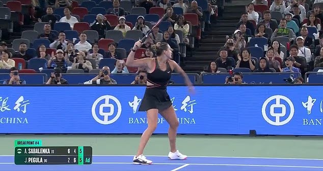 Sabalenka ném vợt về phía một thiếu niên nhặt bóng